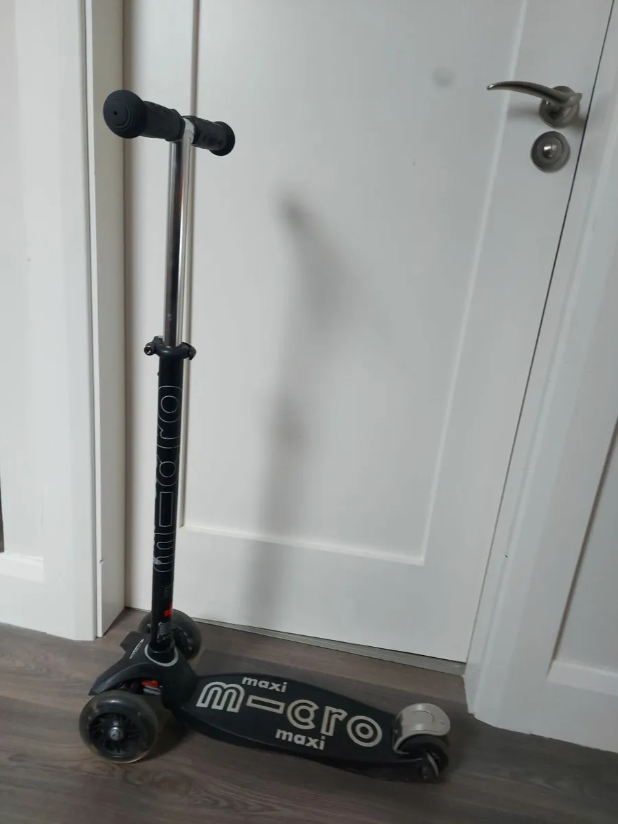 Scooter Micro Maxi : Blue or Black - Image 3