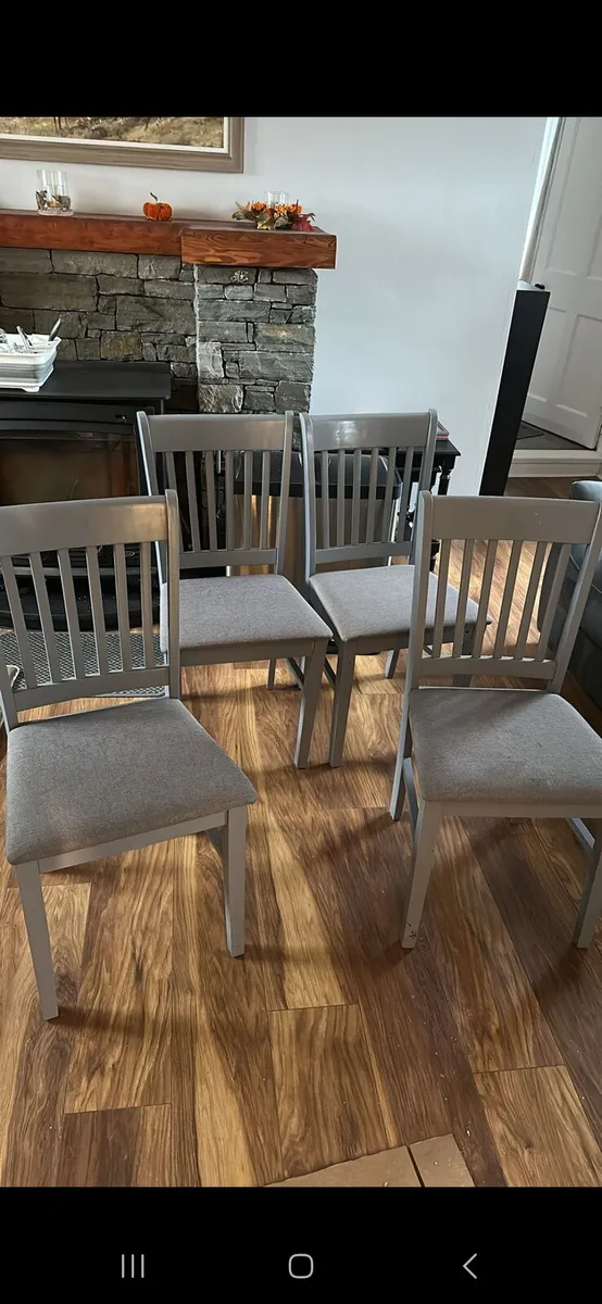 Table and chairs - Image 1