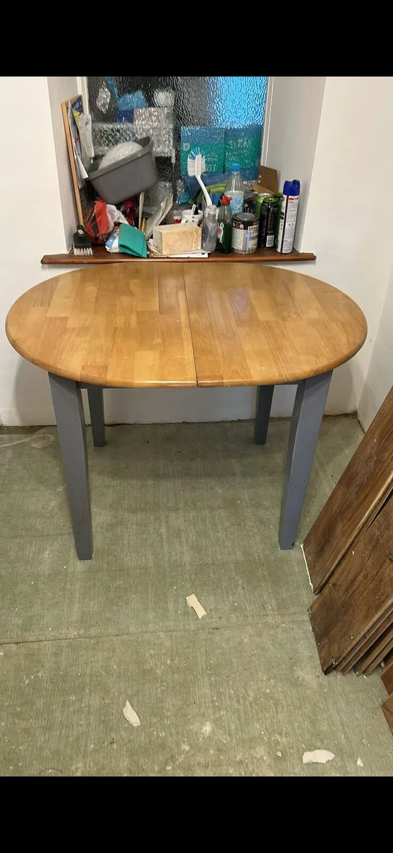 Table and chairs - Image 2