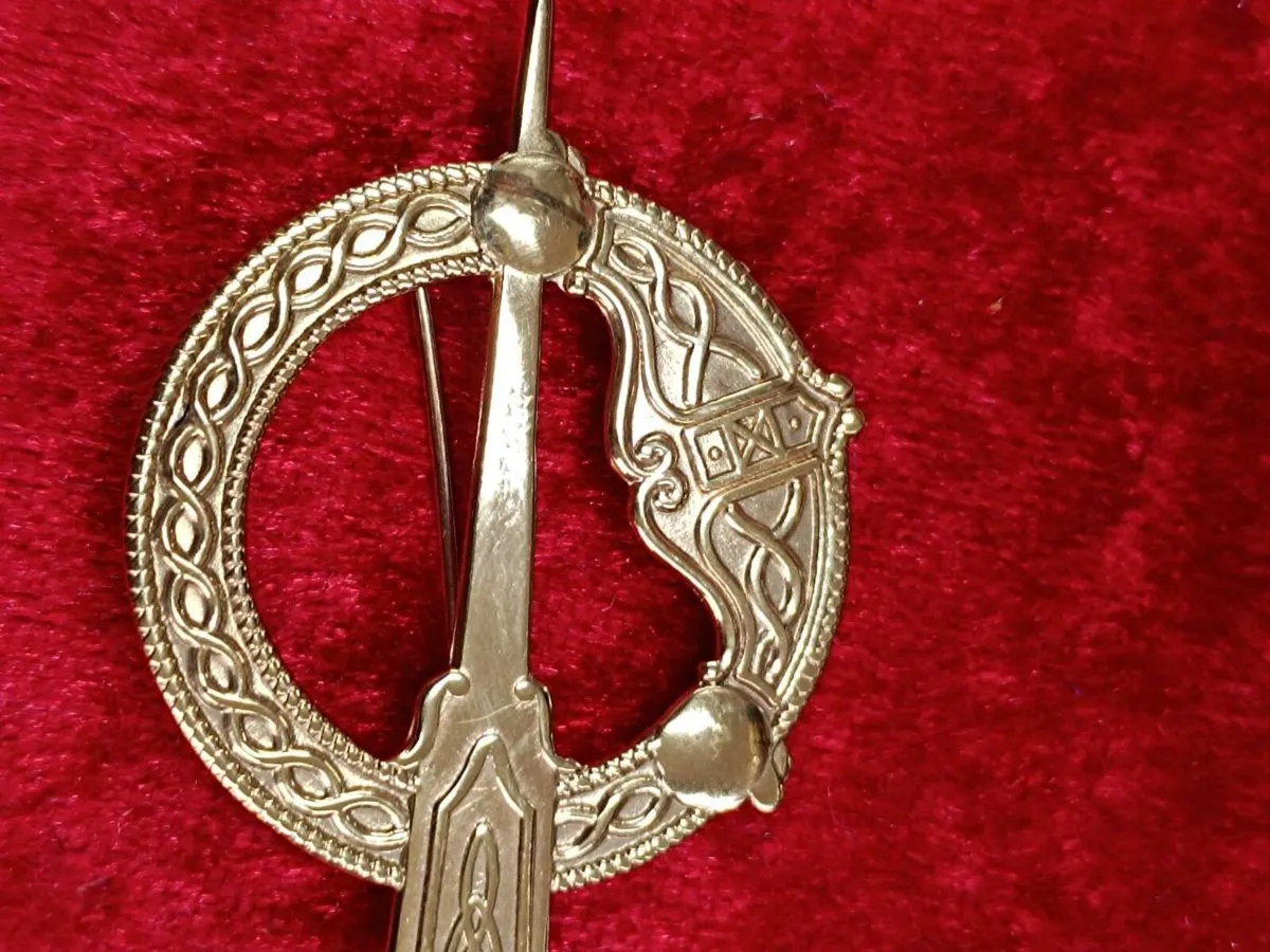 9k Yellow Gold Tara Brooch - Image 2