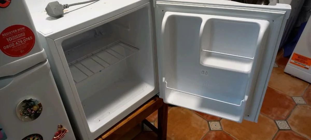 Counter top fridge - Image 1