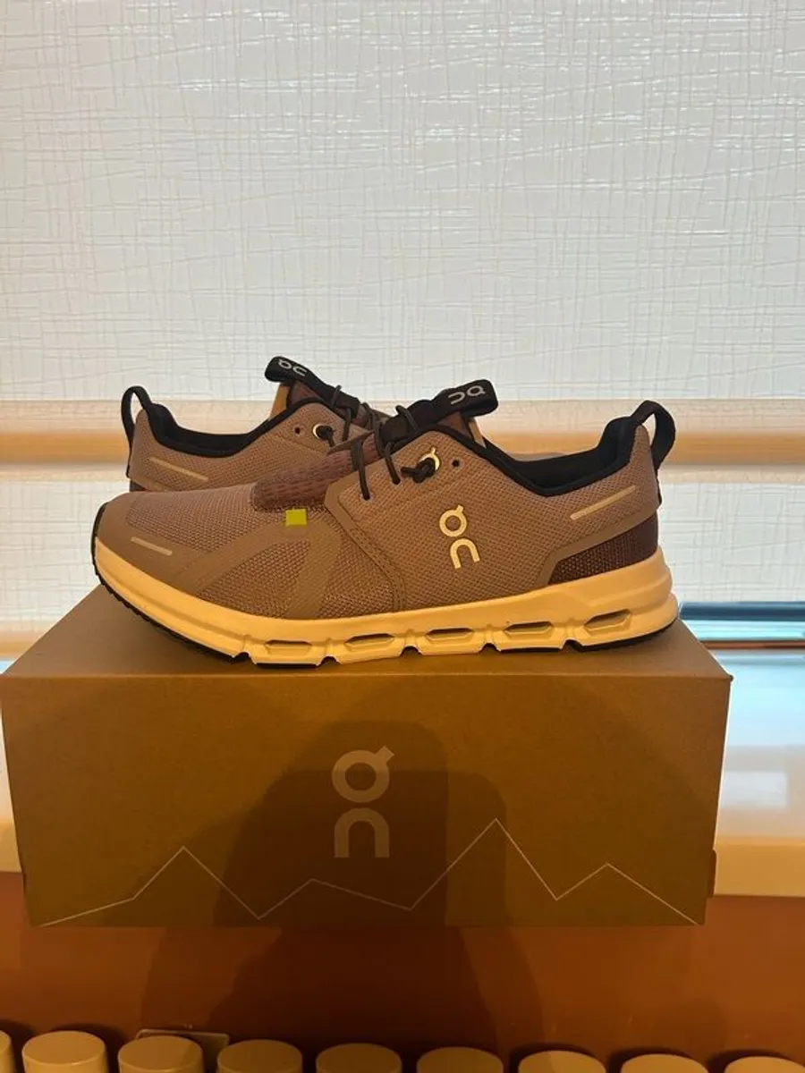 On clouds size 4.5 Boys - Image 1