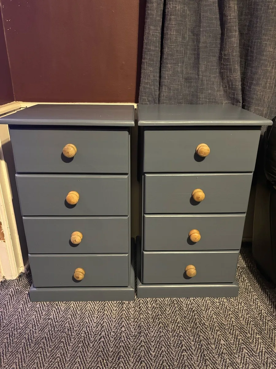 Pair of bedside lockers - Image 1