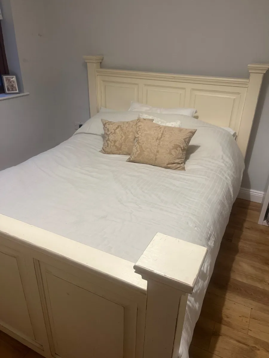 King size bed - Image 1