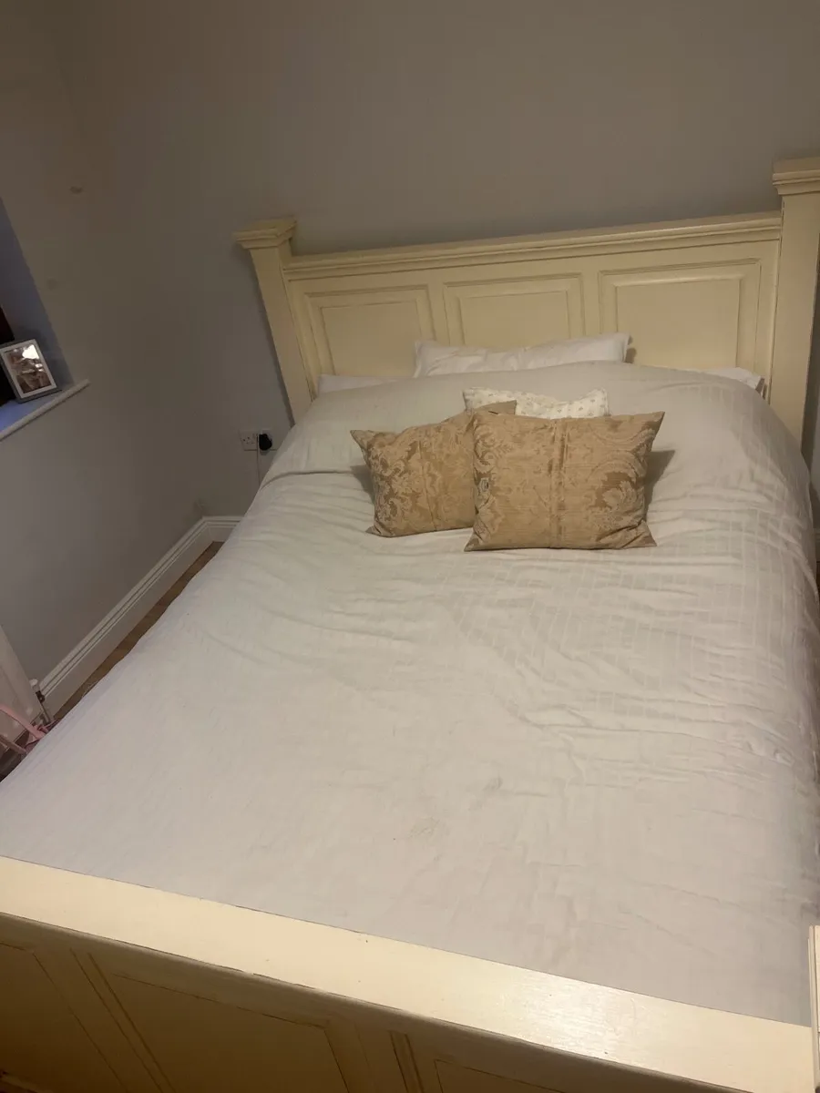 King size bed - Image 2