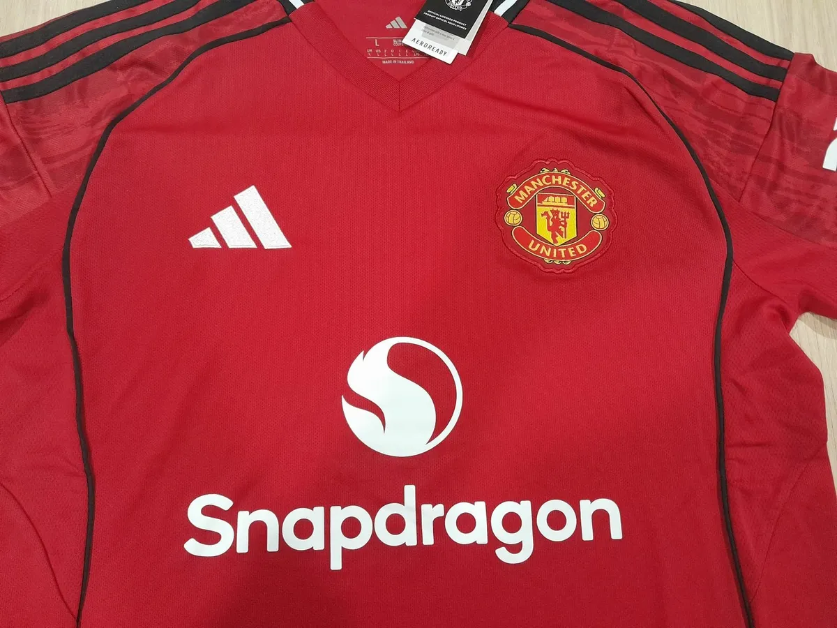 Manchester United 25/26 Home Jersey - Image 4