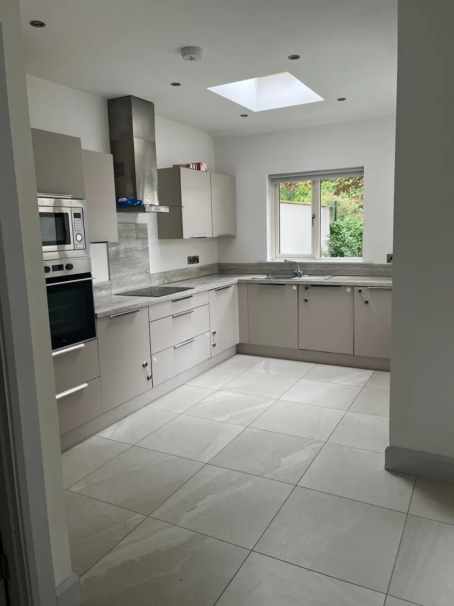 Full kitchen including all integrated appliances - Image 2