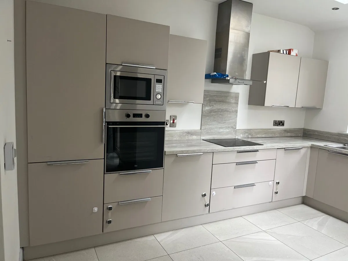 Full kitchen including all integrated appliances - Image 3