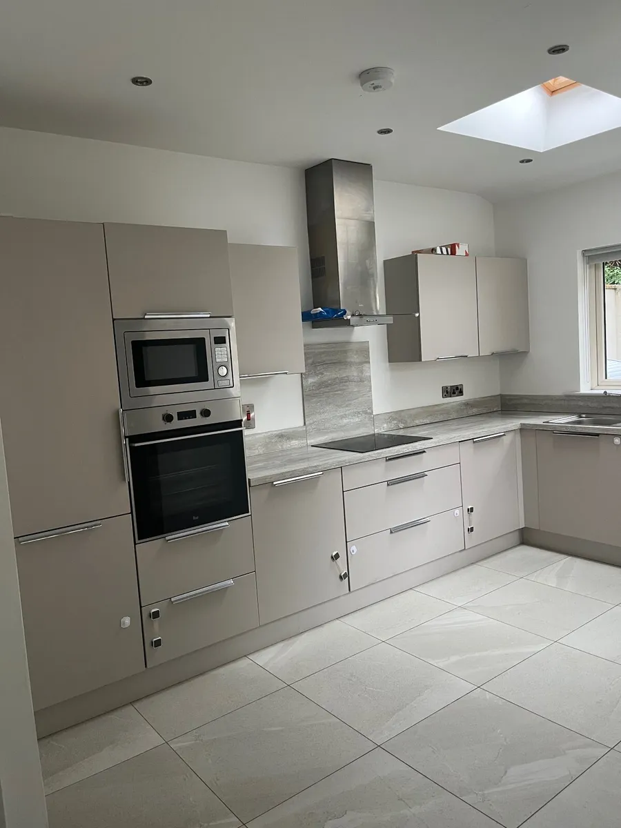 Full kitchen including all integrated appliances - Image 1