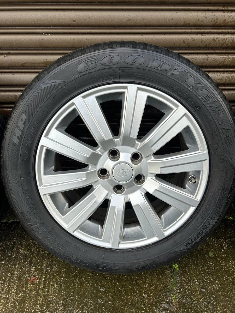 ***Land Rover Discovery 4 Alloys and tyres*** - Image 3