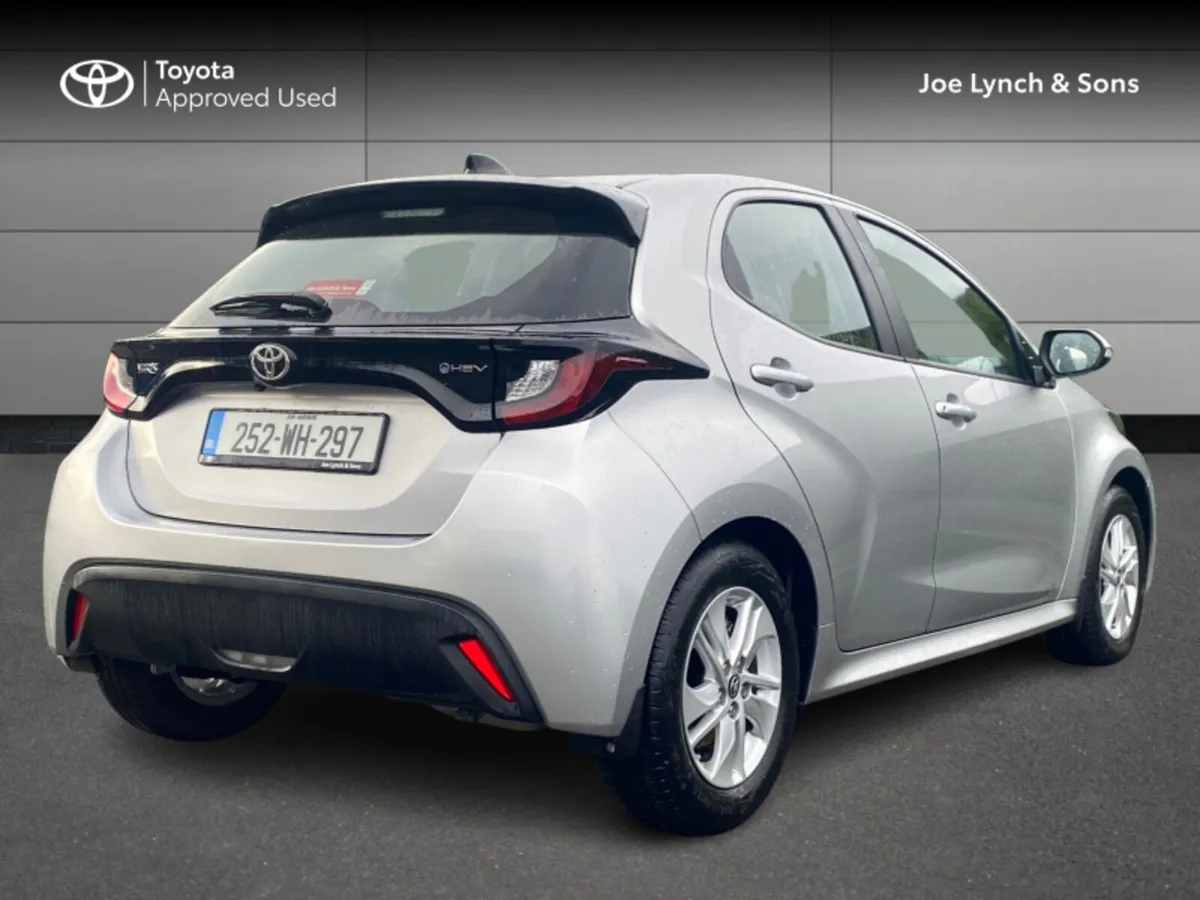 Toyota Yaris YARIS HYBRID 1.5 LUNA - Image 2