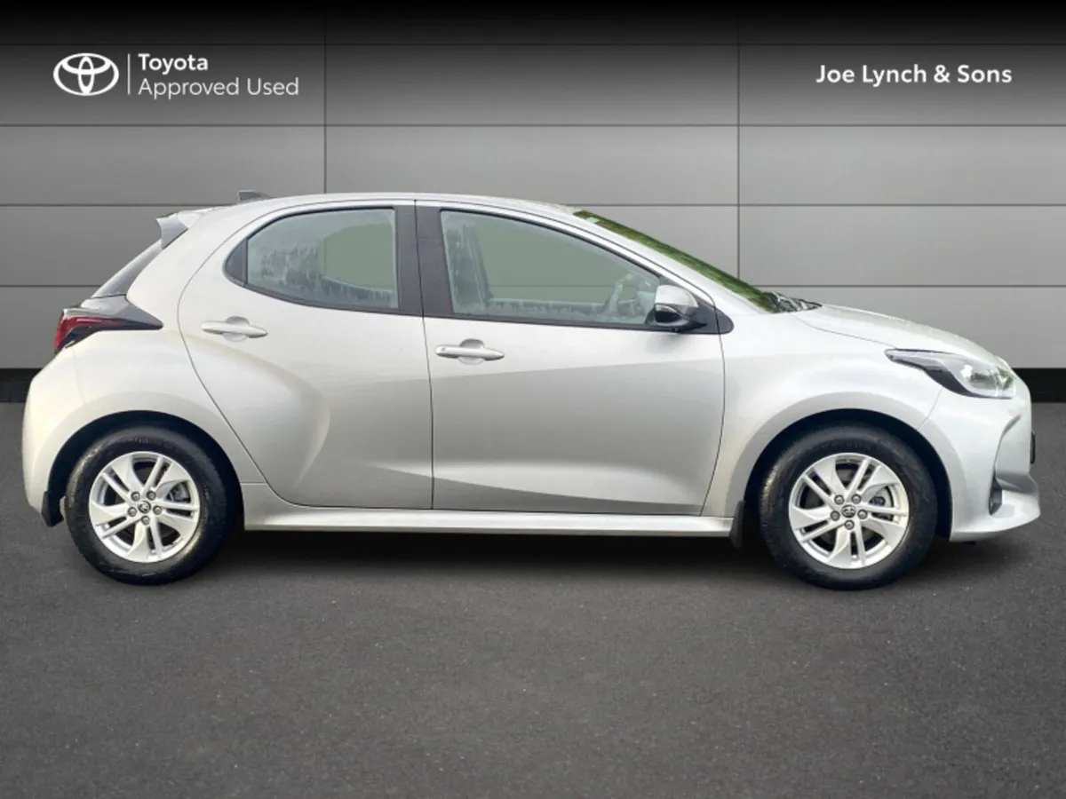 Toyota Yaris YARIS HYBRID 1.5 LUNA - Image 3