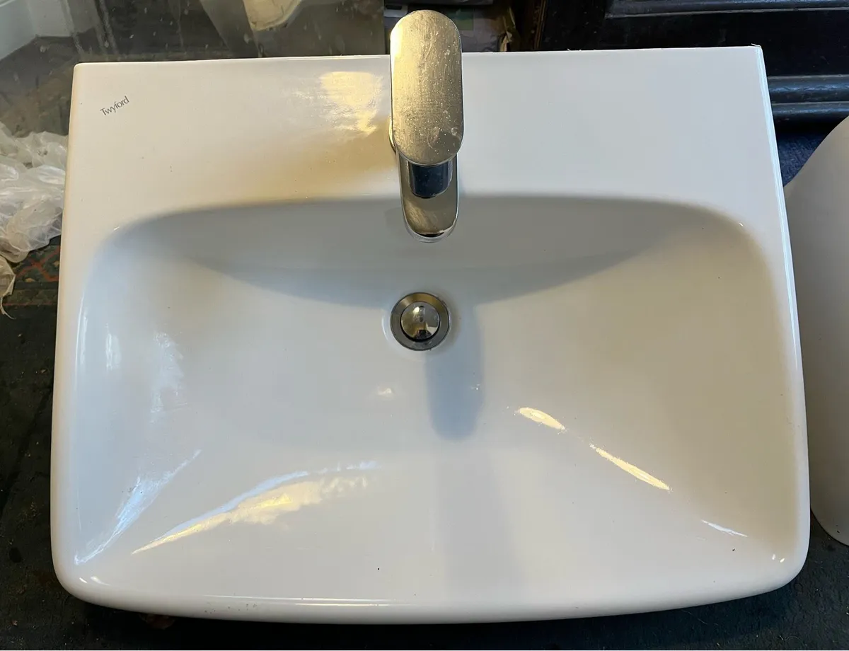 Suspended sink 600mm x 400mm - Image 1