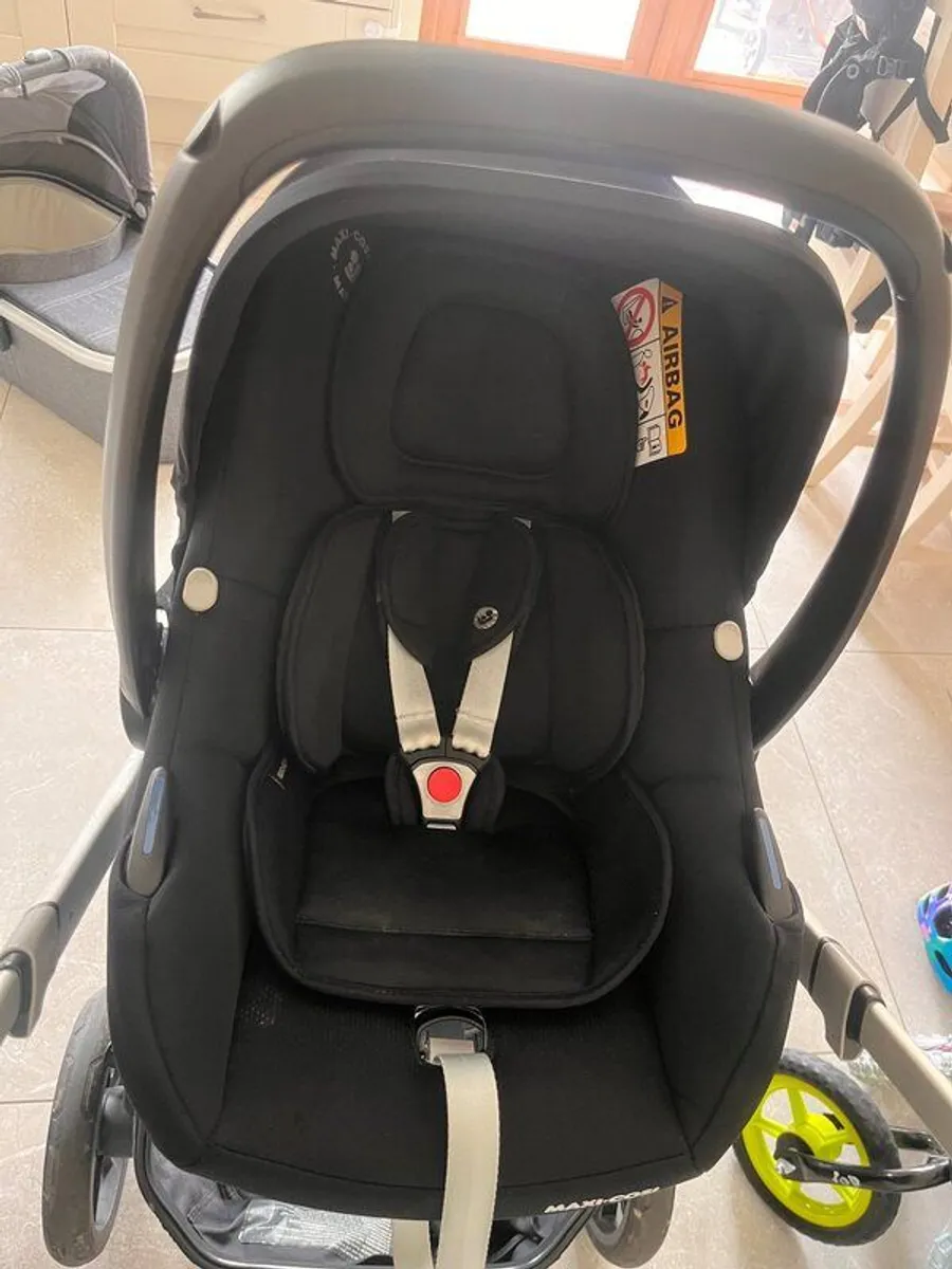 Uppababy Vista V2 setwith car seat and isofix base - Image 3