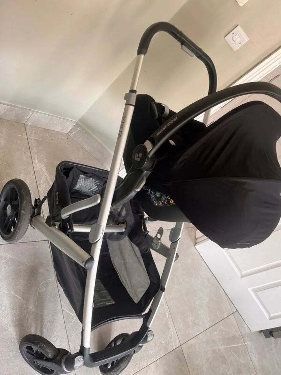 Uppababy Vista V2 setwith car seat and isofix base - Image 4