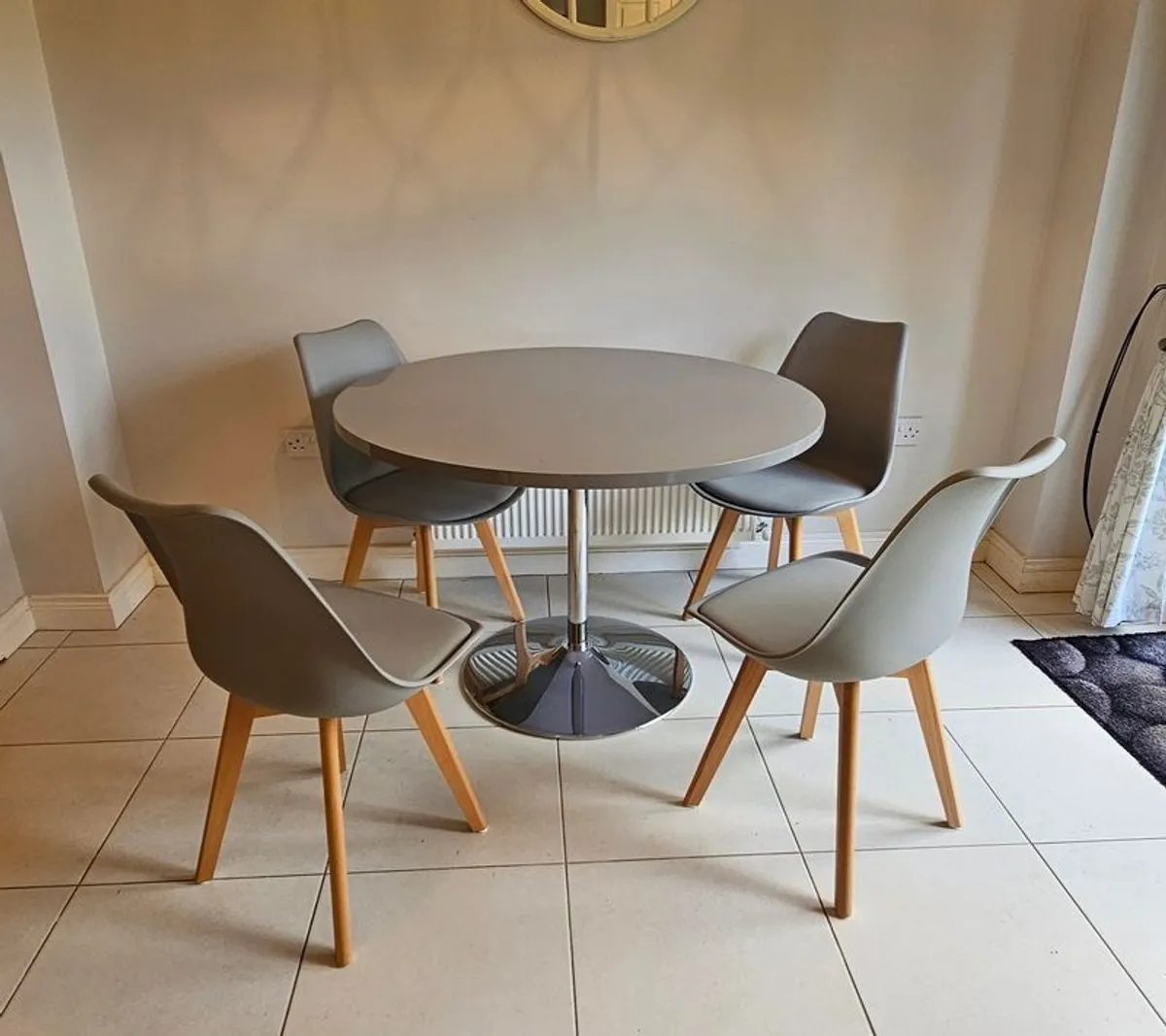 Round dining table & 4 chairs - Image 1