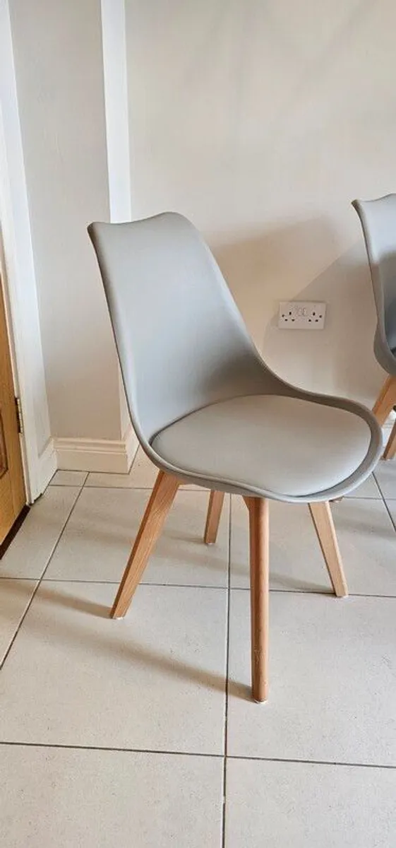 Round dining table & 4 chairs - Image 2