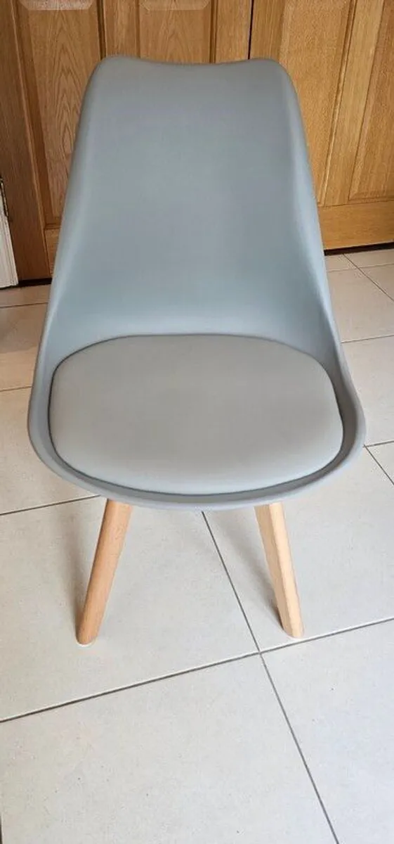 Round dining table & 4 chairs - Image 3