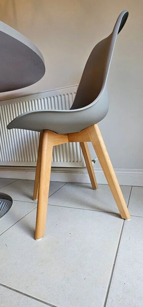 Round dining table & 4 chairs - Image 4