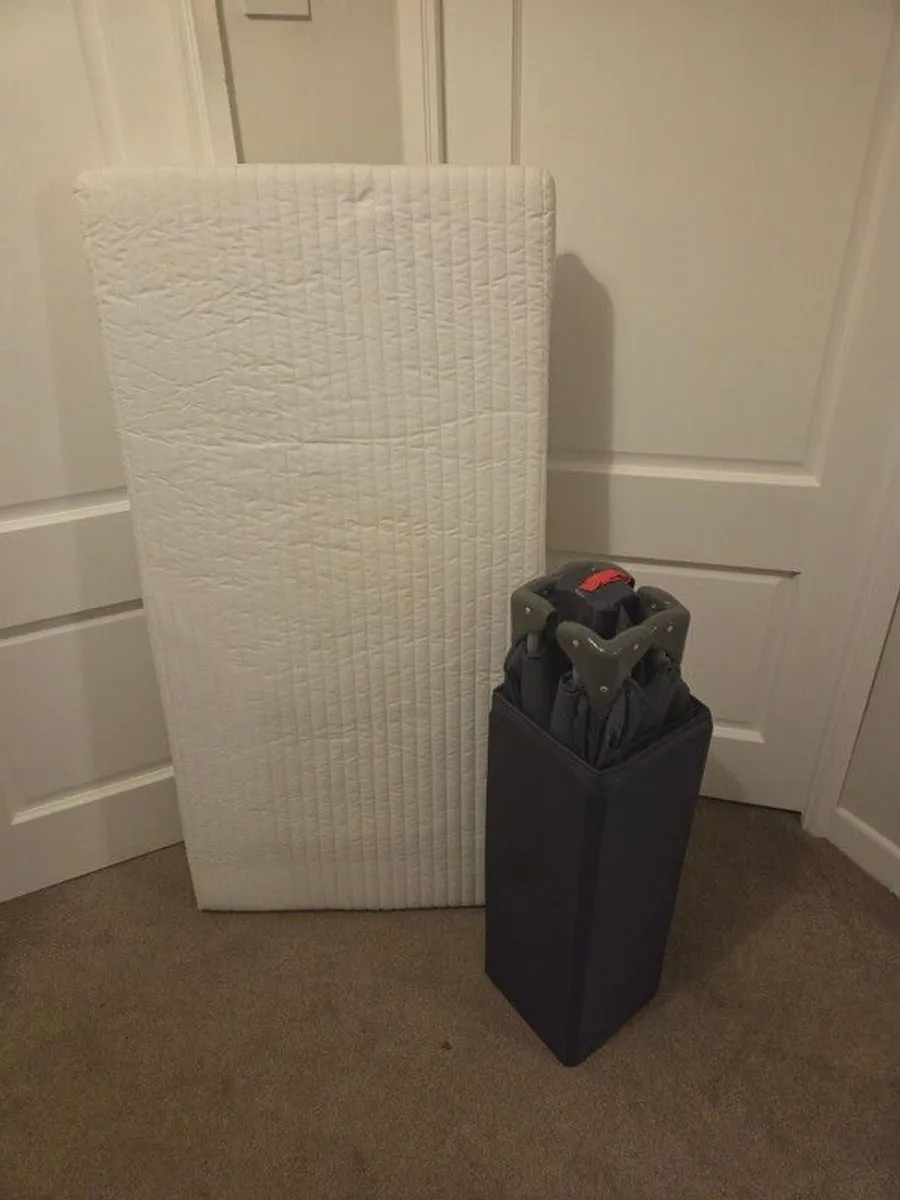 travel cot with mattress - Image 1