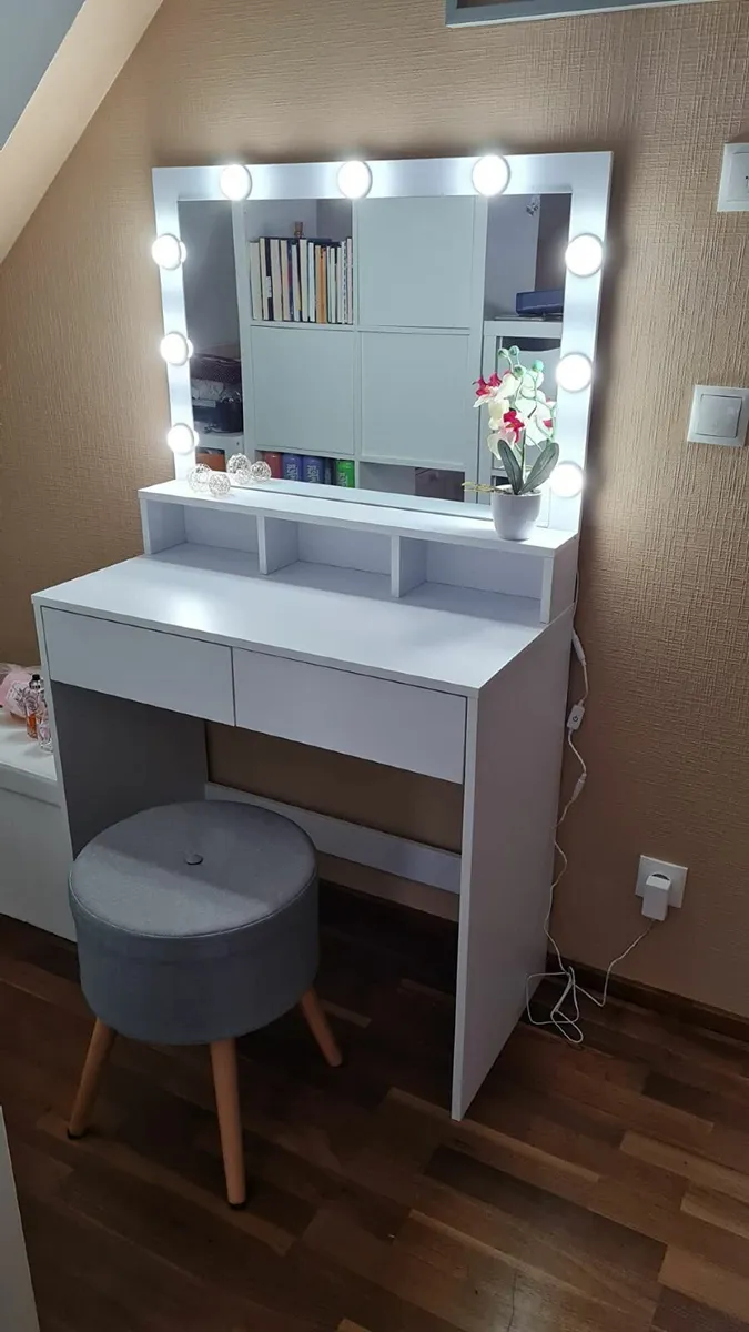 Dressing table with mirror and LED light bulbs - Image 3