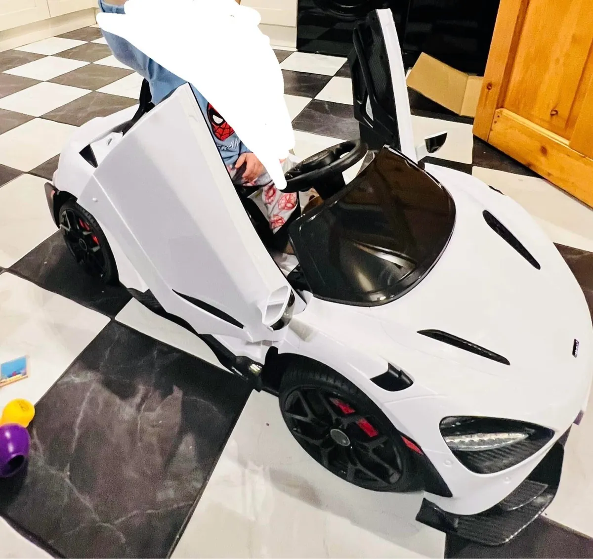 Ride on car - white 12V Licensed McLaren 765LT - Image 2