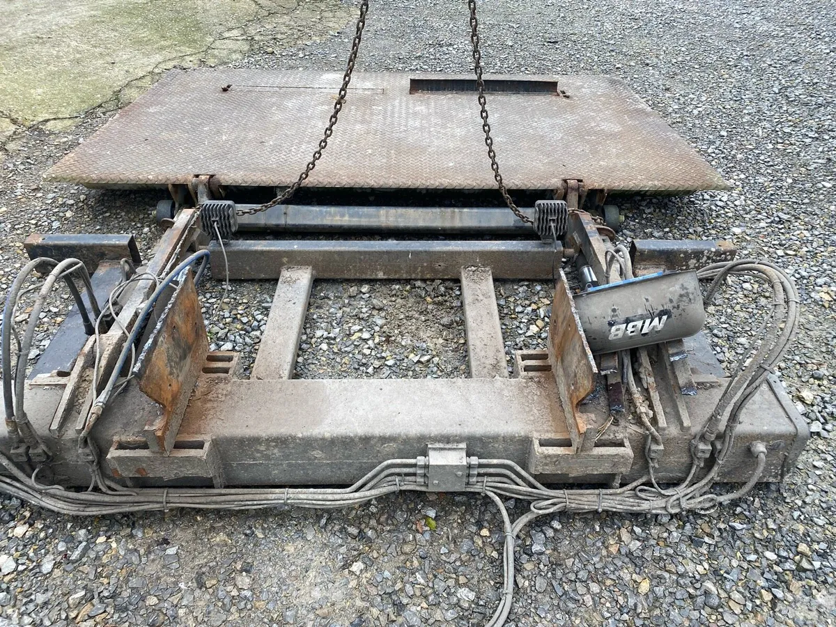 1500 kg tail lift - Image 1