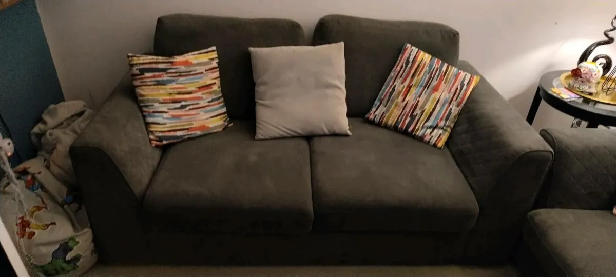 Couch 3 seater and 2 seater - Image 2