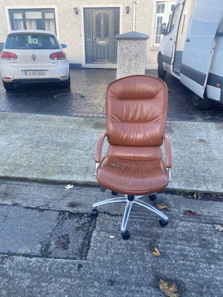 Italian leather pump chair - Image 1