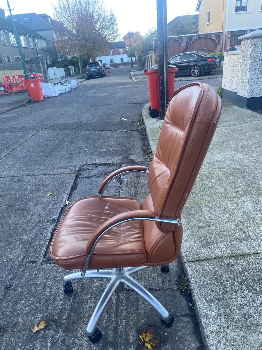 Italian leather pump chair - Image 2