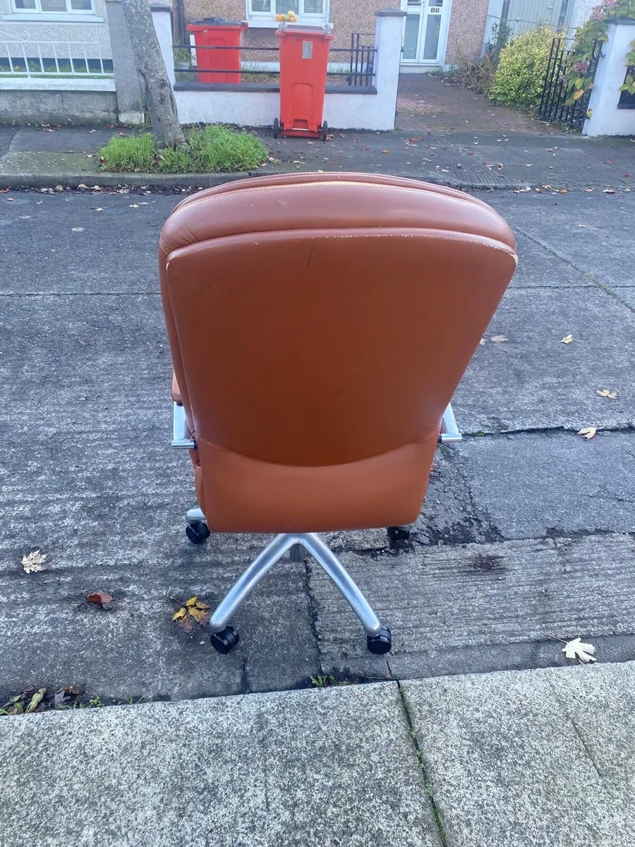 Italian leather pump chair - Image 3