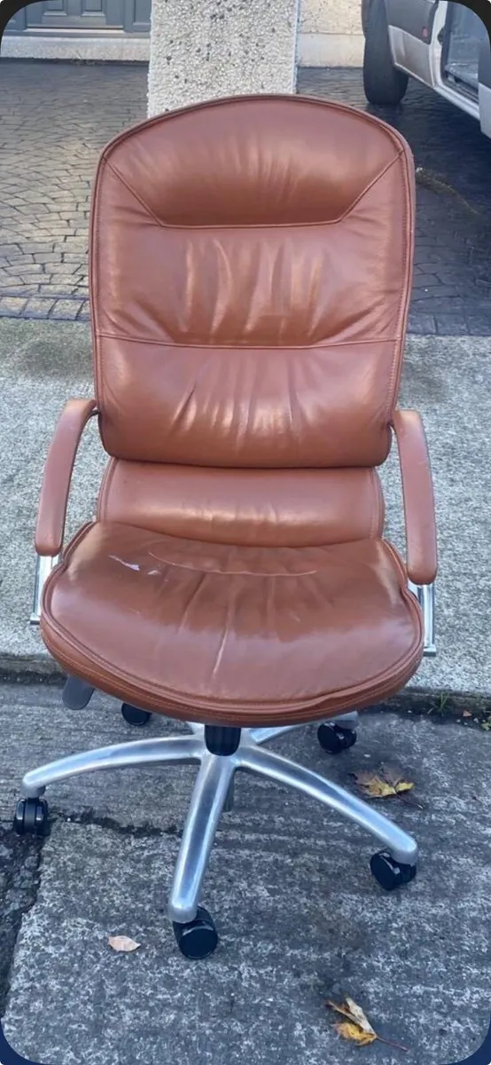 Italian leather pump chair - Image 4