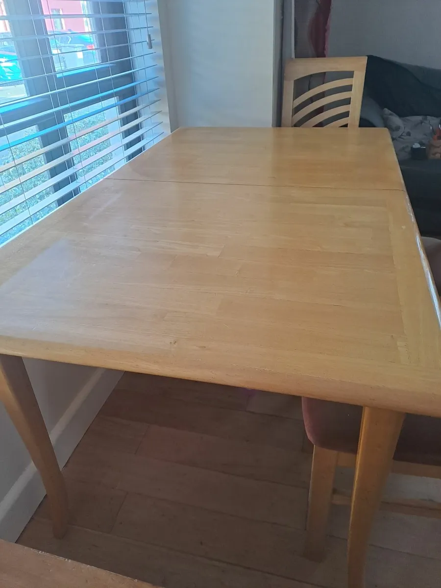 Table and 4 chairs - Image 1