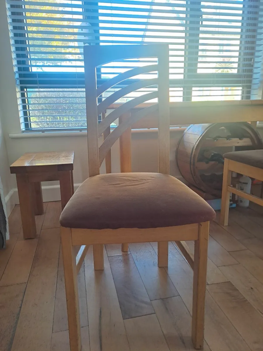 Table and 4 chairs - Image 2
