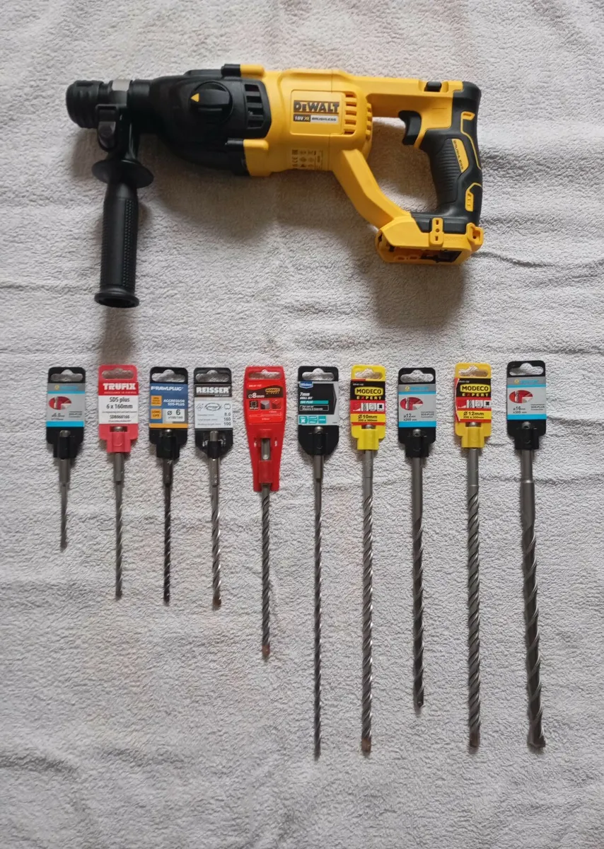 DeWalt dch033 Drill and SDS Masonry Drill Bits - Image 1