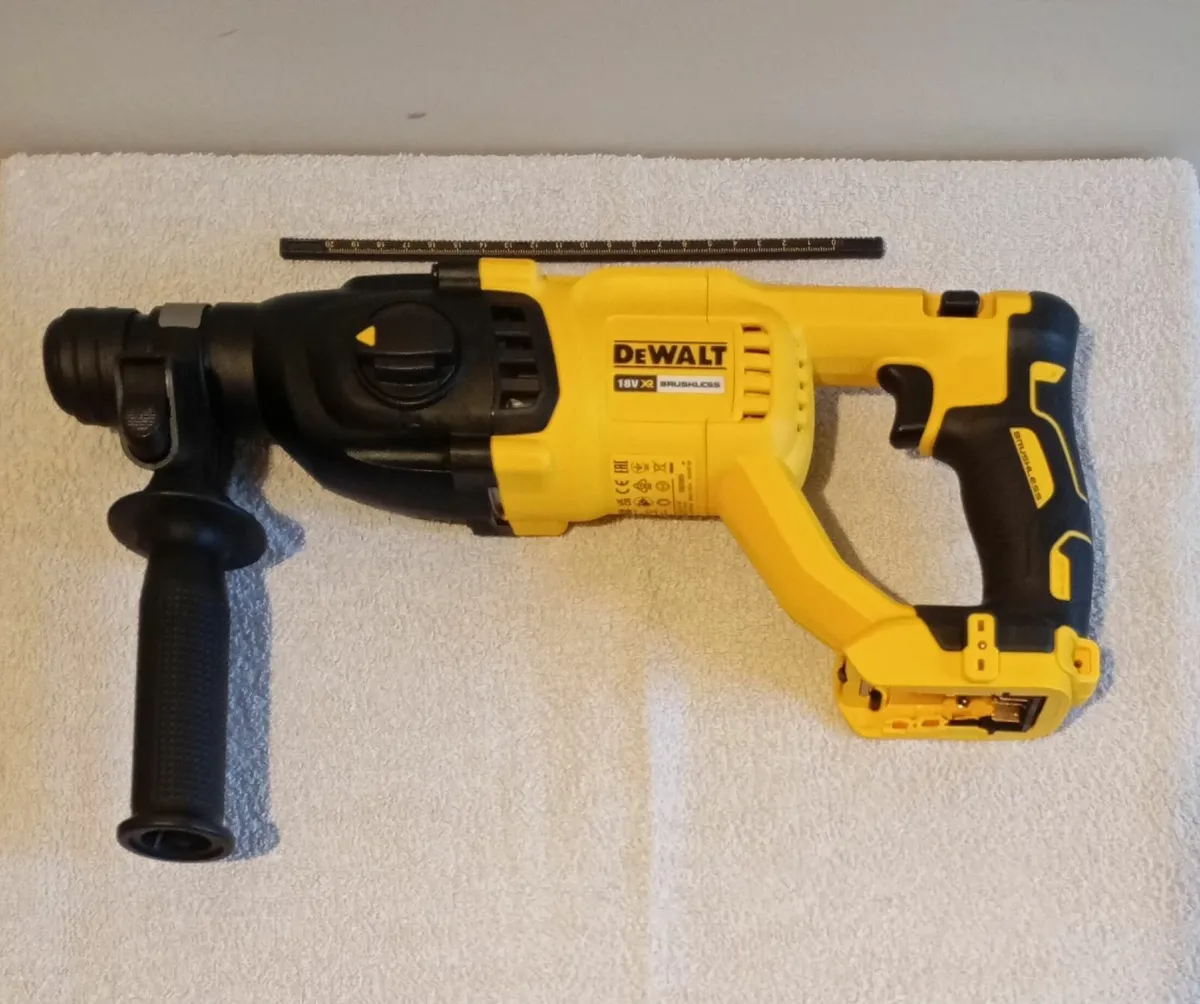 DeWalt dch033 Drill and SDS Masonry Drill Bits - Image 3