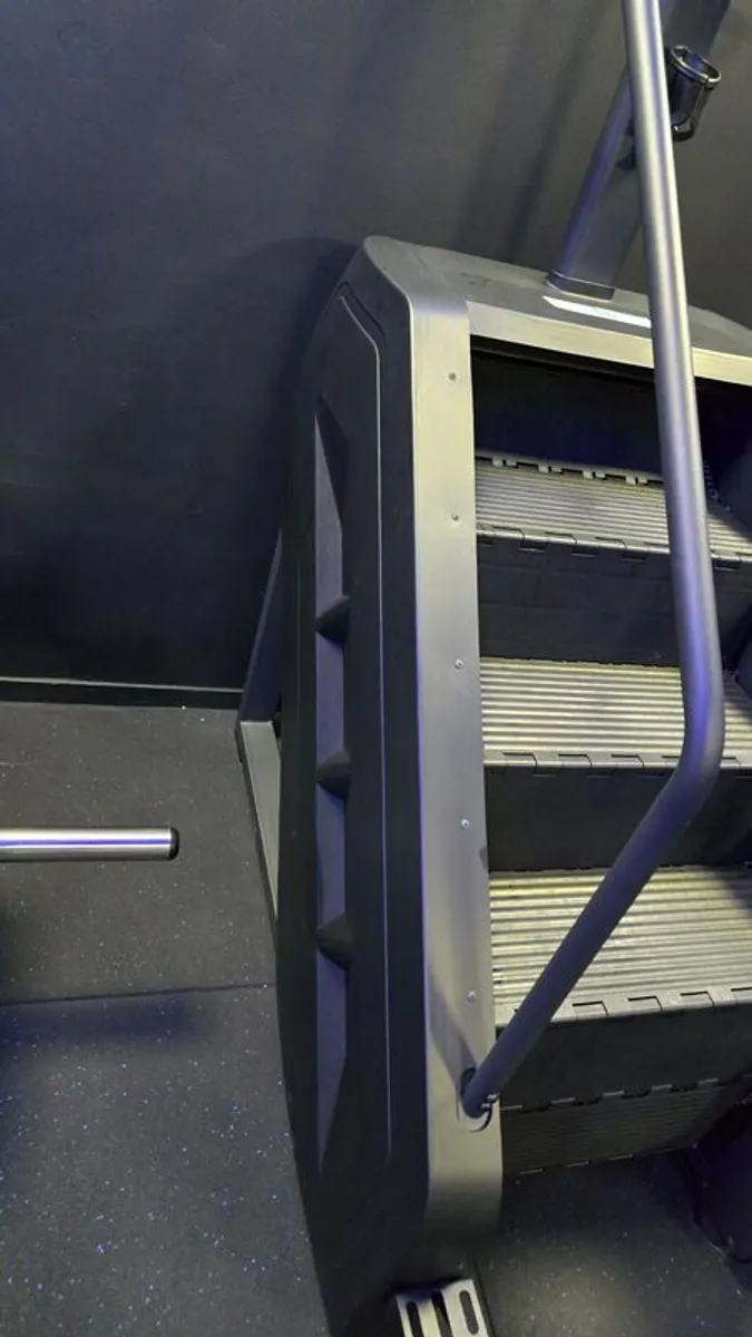 Commercial Stair Master 14" LED Screen - Image 2