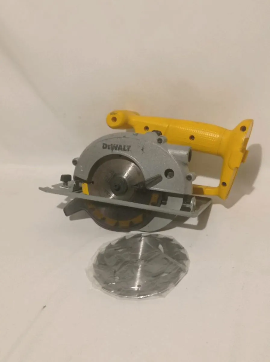 DeWalt Cordless Skilsaw - Image 1