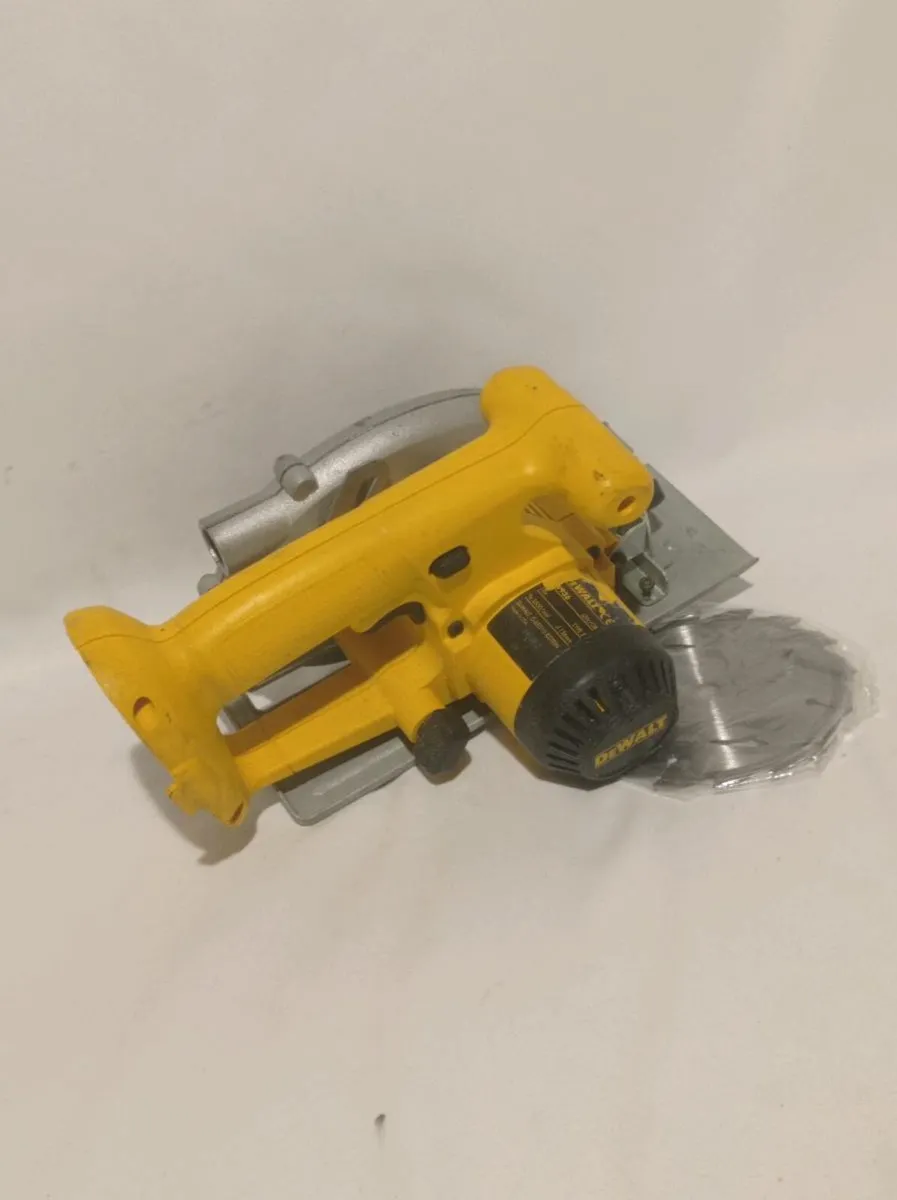 DeWalt Cordless Skilsaw - Image 2