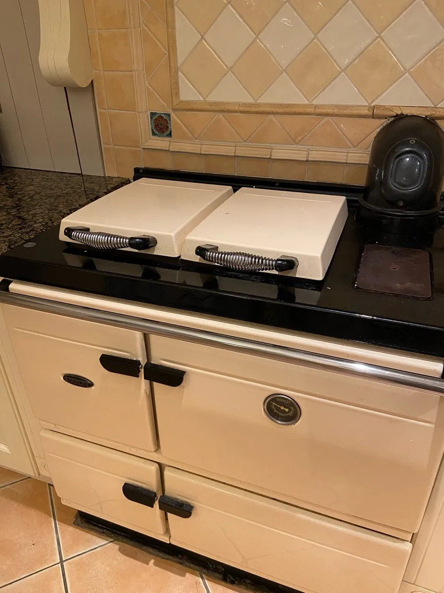 Stanley Brandon oil fired range cooker / heating - Image 1