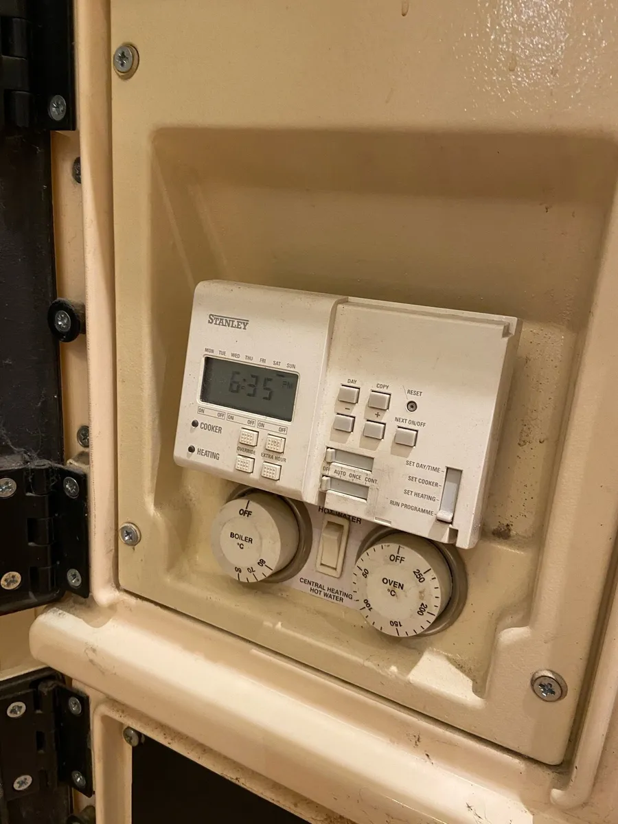 Stanley Brandon oil fired range cooker / heating - Image 4