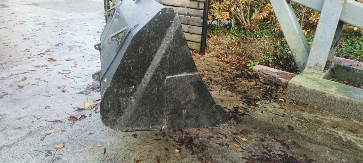 Loader bucket with euro brackets - Image 2