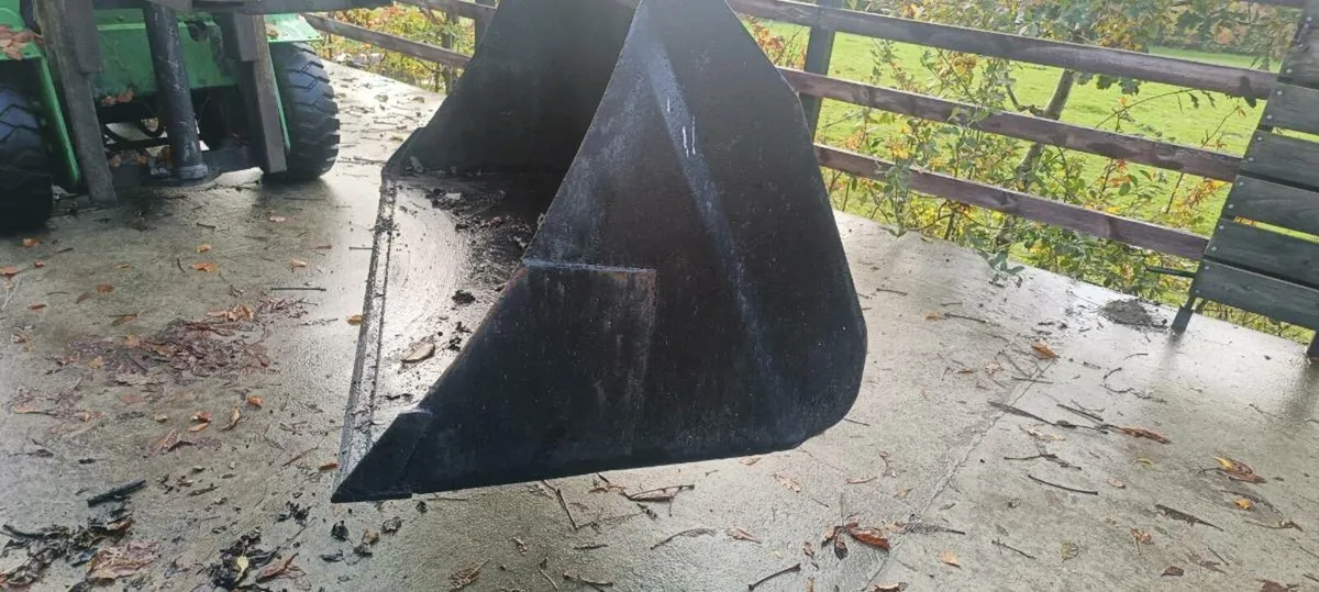 Loader bucket with euro brackets - Image 4