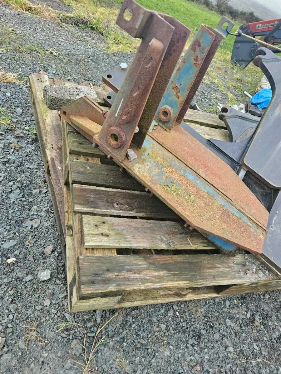 Tanco loader brackets to suit 8111