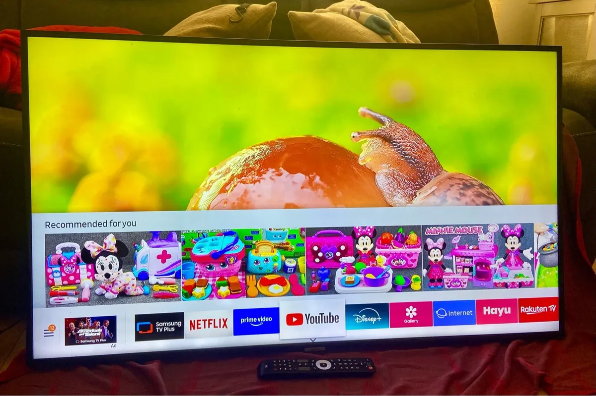 Samsung 50” 4K HDR Smart TV & Wall Bracket - Image 1