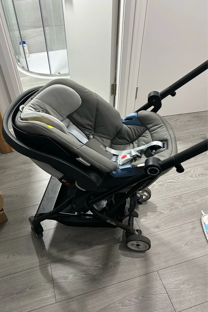 Cybex eezy Twist buggy and car seat - Image 1