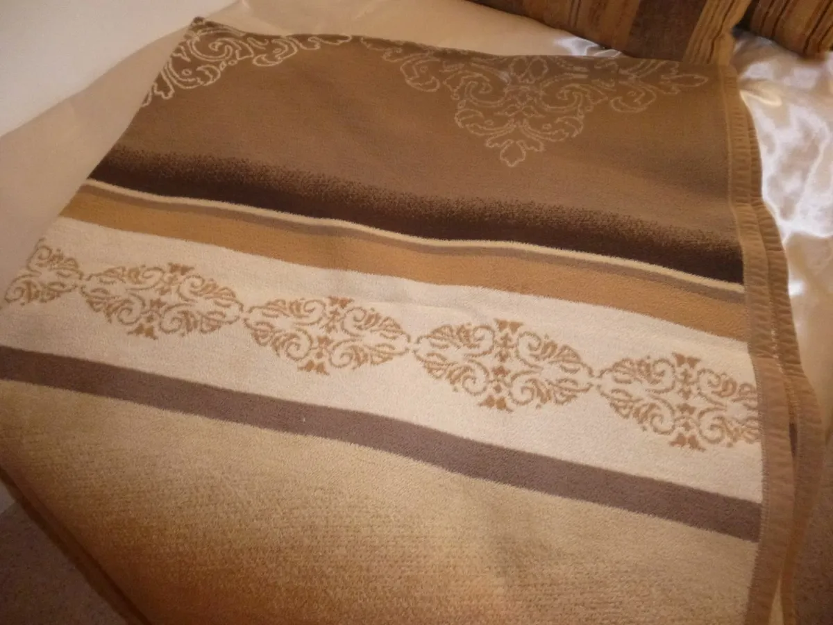 Cushions & Throw - Image 2