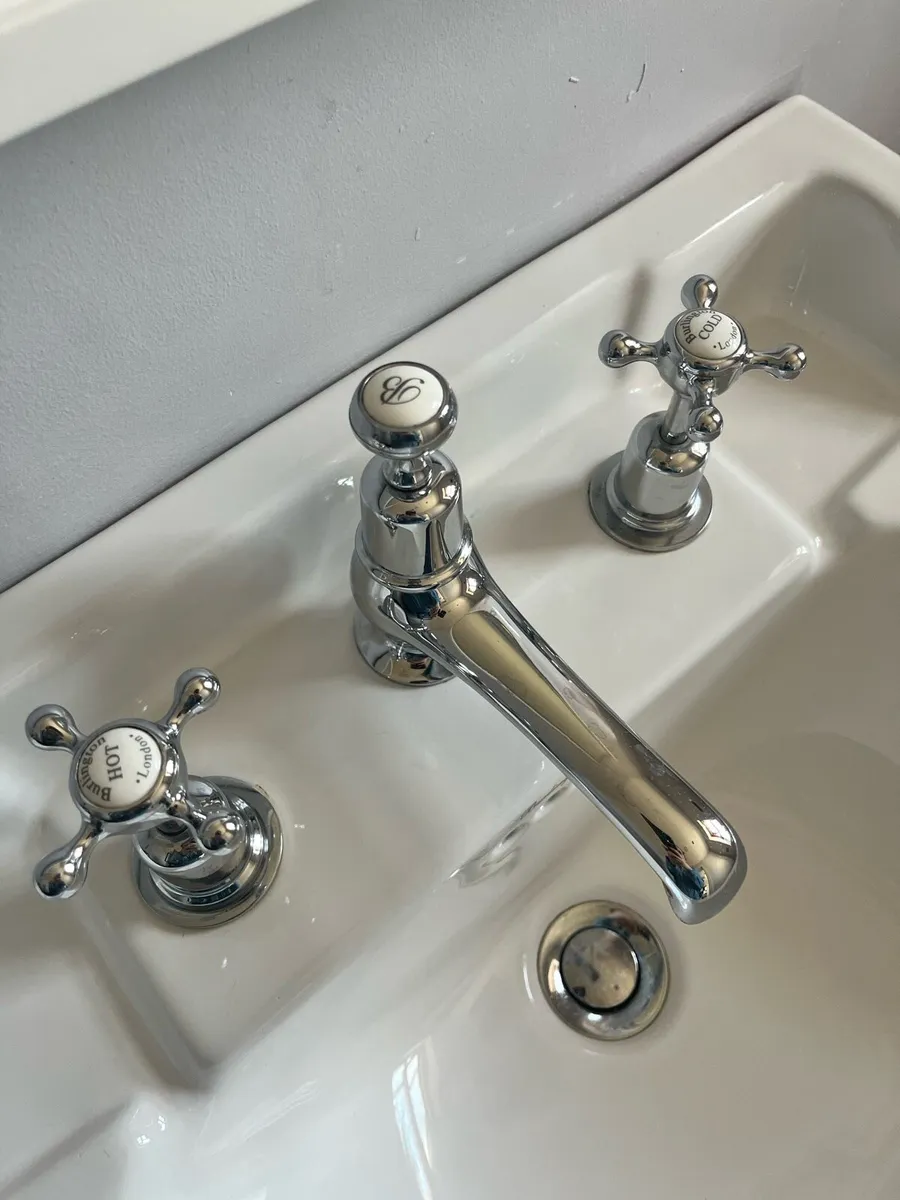 Burlington pedestal sink with chrome hardware - Image 3