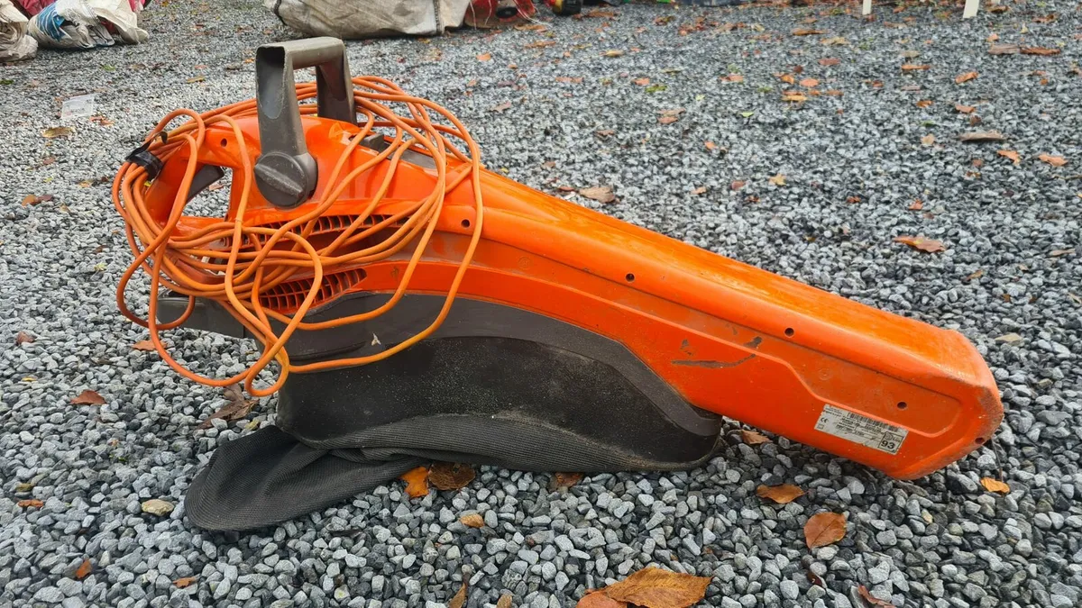Leaf blower/ collector - Image 1