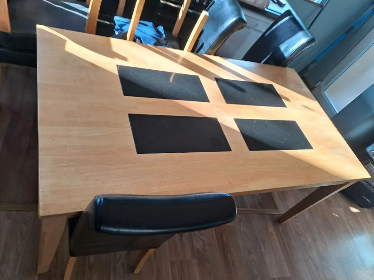 Table and chairs - Image 1